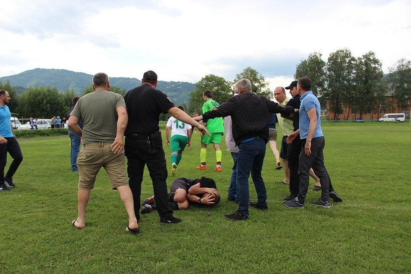 Ukraynada futbol hakimi amansızlıqla döyülüb - VİDEO