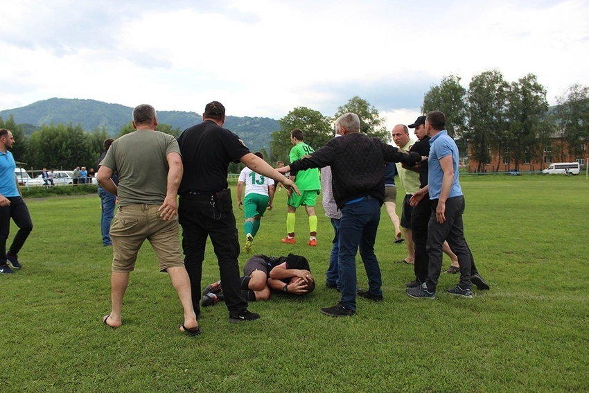 Ukraynada futbol hakimi amansızlıqla döyülüb - VİDEO