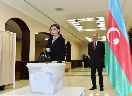 ​Azərbaycan Prezidenti İlham Əliyev 6 saylı seçki məntəqəsində səs verib