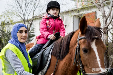 Atların müalicə etdiyi insanlar - REPORTAJ