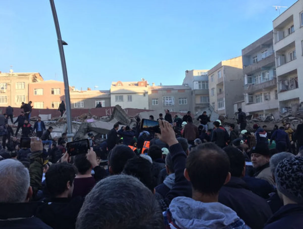 В Стамбуле рухнул дом, погиб 1, ранены 5 человек