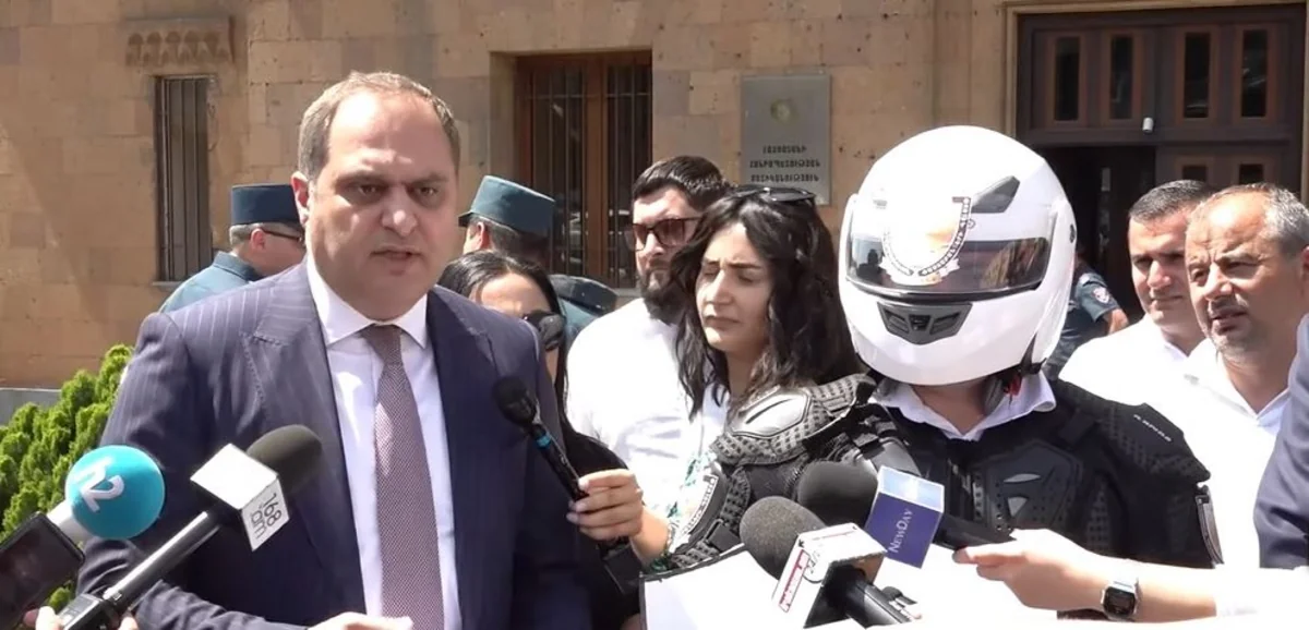 Lawyers hold protest outside Armenia's Interior Ministry