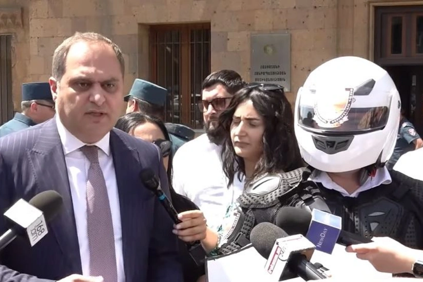 Lawyers hold protest outside Armenia's Interior Ministry