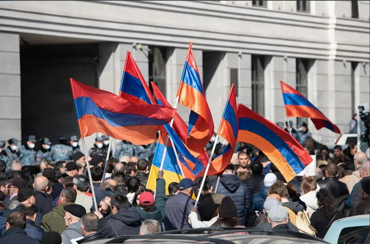 В Ереване оппозиция собралась на митинг у стен парламента