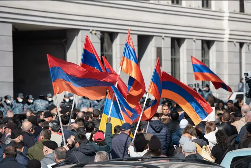 В Ереване оппозиция собралась на митинг у стен парламента
