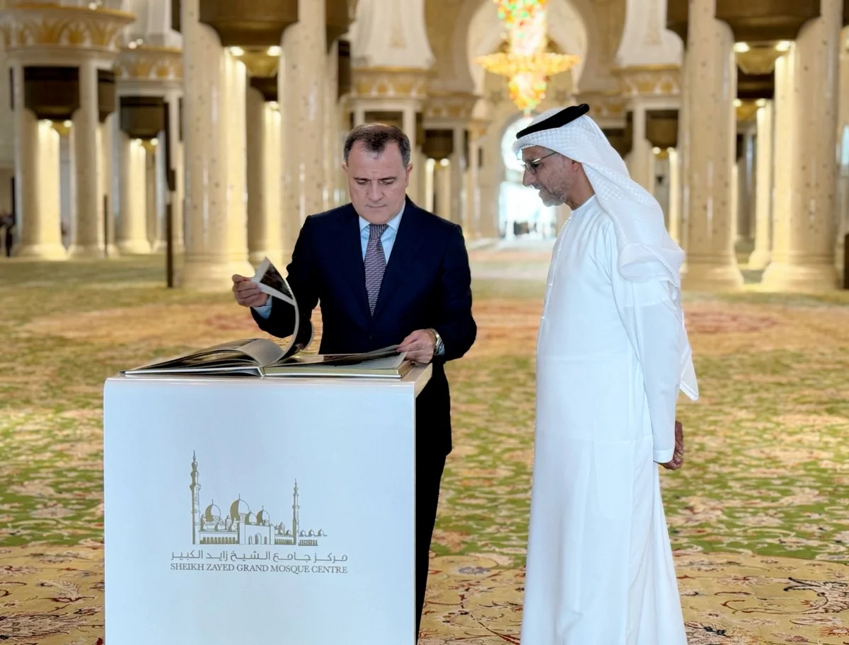 Azerbaijani FM visits Sheikh Zayed Grand Mosque in UAE