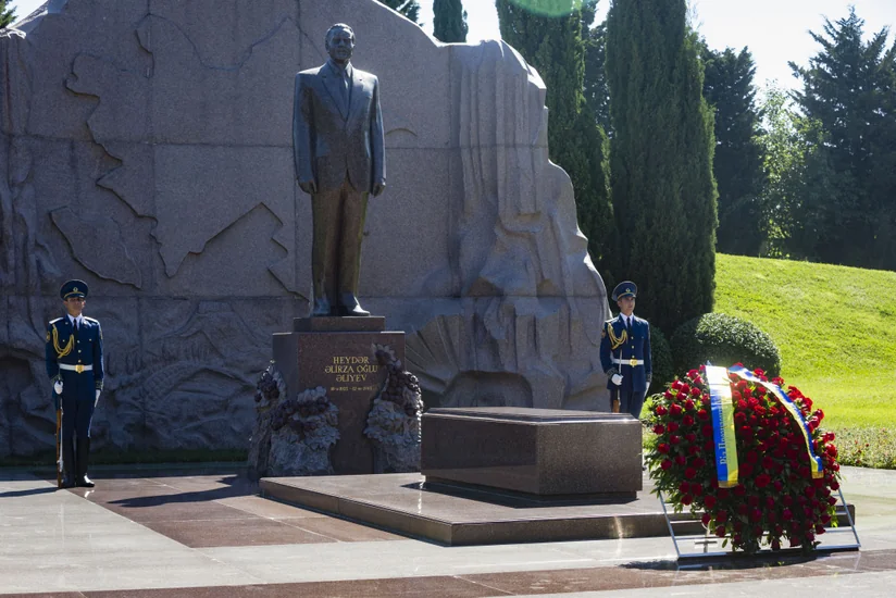 Ukrayna prezidenti Fəxri xiyabanı və Şəhidlər xiyabanını ziyarət edib