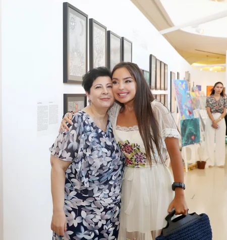 Heydər Əliyev Fondunun vitse-prezidenti Leyla Əliyeva Live Life sərgisində yay təcrübəsi keçən tələbələrlə görüşüb