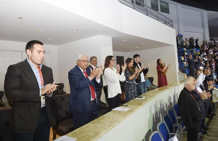 Mehriban Əliyeva İslamiadanın çempionu olan qadın güləşçimizə qızıl medalı təqdim edib