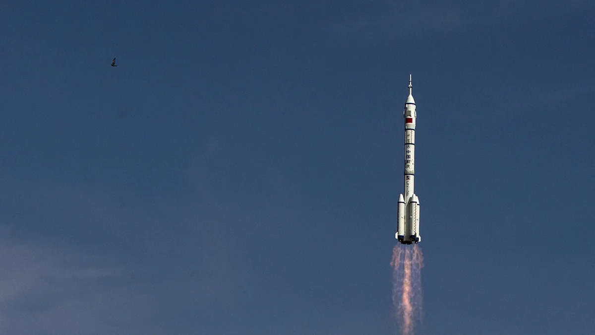 Китай запустил корабль с тремя космонавтами к орбитальной станции