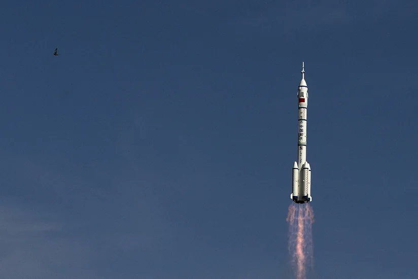 Китай запустил корабль с тремя космонавтами к орбитальной станции