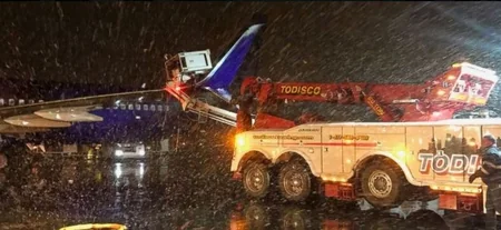 В аэропорту Бостона в самолет врезался грузовик
