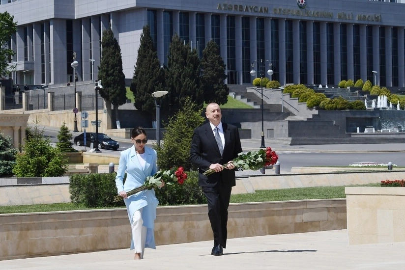 Ильхам Алиев и Мехрибан Алиева посетили могилу Ази Асланова