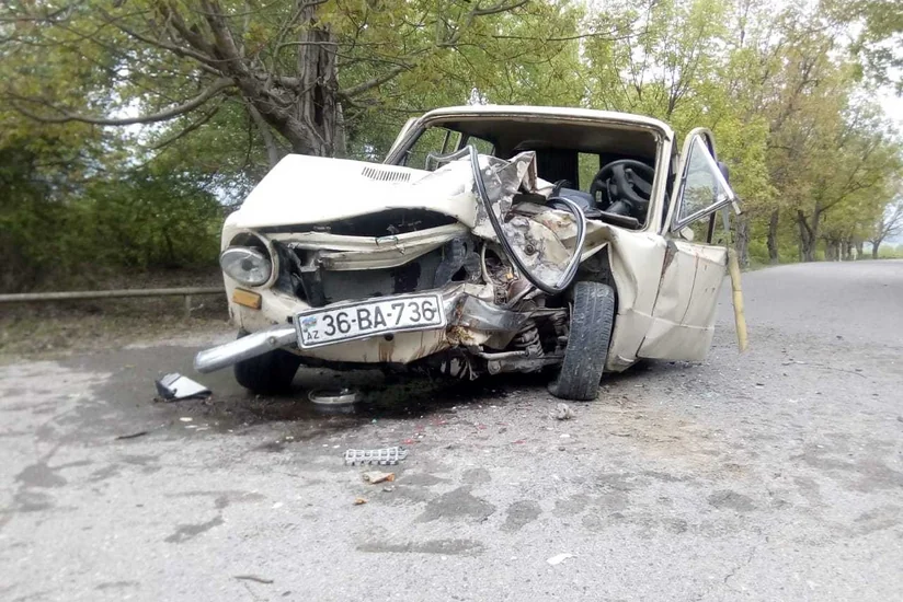 В Огузе автомобиль врезался в дерево, есть пострадавшие