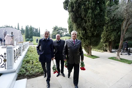 YAP rəhbərliyi Heydər Əliyevin məzarını ziyarət edib
