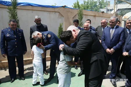 Air Forces Commander presents Azerbaijani flag order to father of martyr Tabriz Musazade - PHOTO