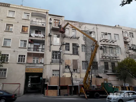 Bakının mərkəzi küçələrində “balkon”lar sökülür - FOTO