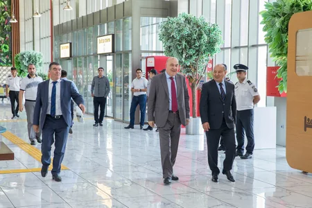 Bakı dəmir yolu vağzalında Xalq yazıçısı Çingiz Abdullayevlə görüş keçirilib - VİDEO