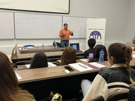 Peşə təhsilli tələbələr üçün kommunikasiya təlimləri keçirilib