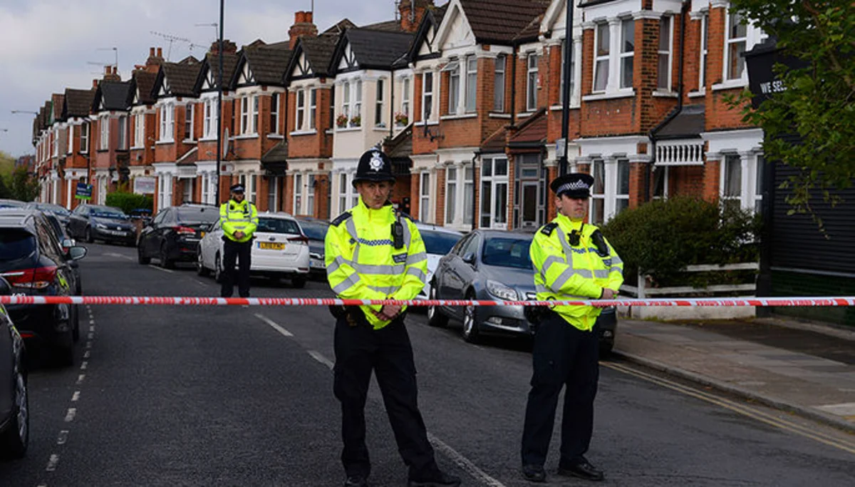 Londonda sürücü maşını piyadaların üzərinə sürüb