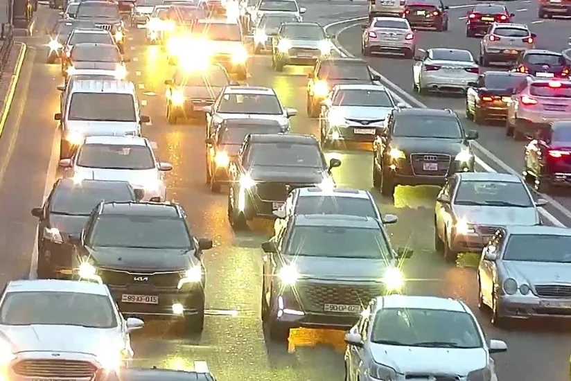 Bakının bir sıra yollarında tıxac yaranıb