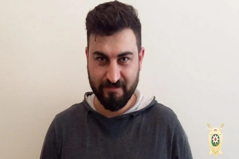 Narkotik satmaqda təqsirləndirilən diş həkiminin məhkəməsi başlayıb