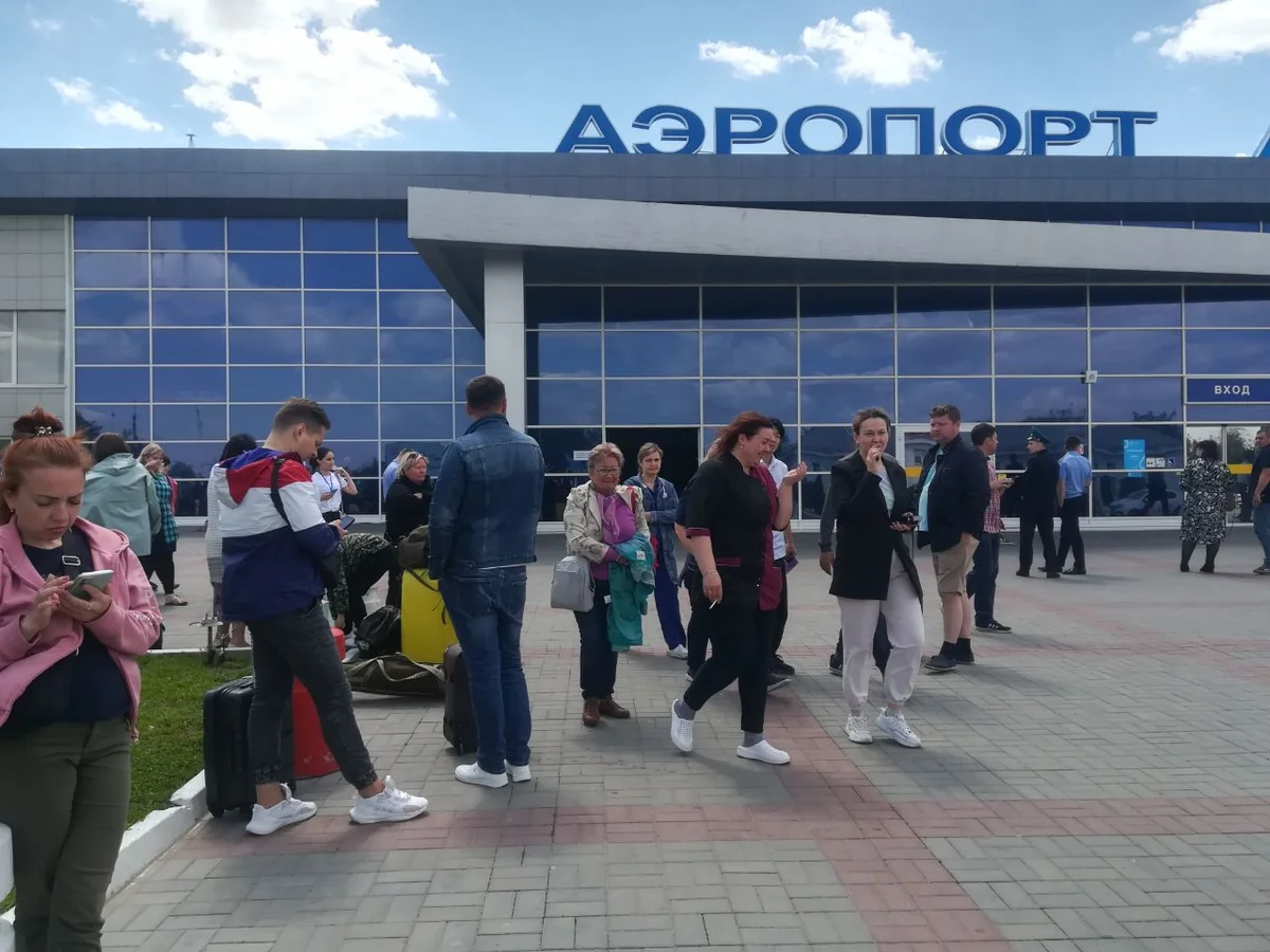 В Астрахани пассажиров аэропорта эвакуировали из-за сообщений о минировании