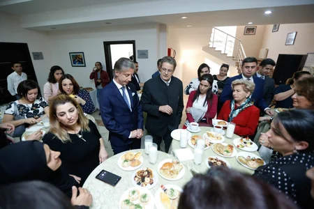 İsveçrə Kantonlar Şurasının sədri Qadın Resurs Mərkəzində olub