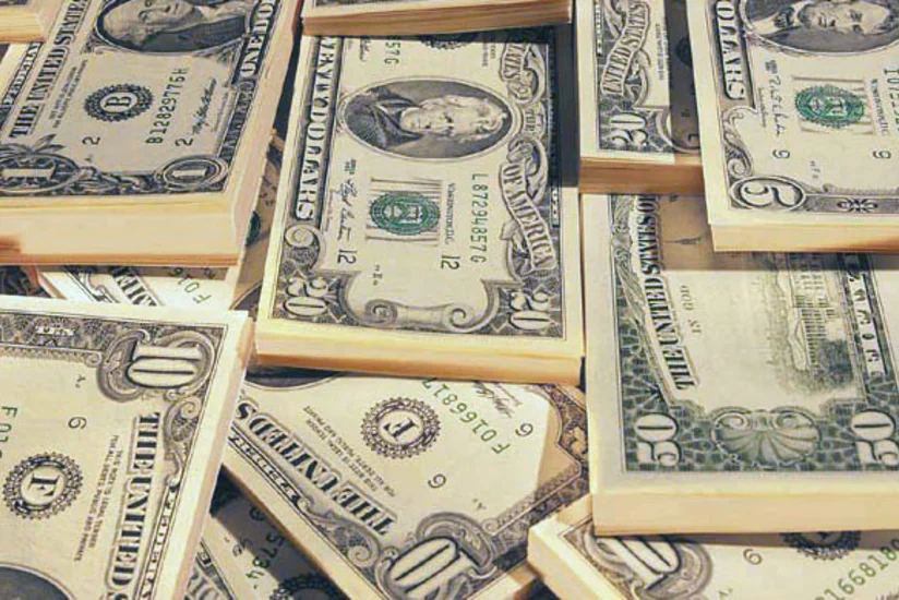 ​Банки Еревана приостановили продажу долларов и евро