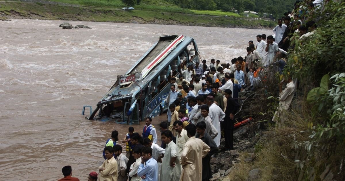 В Пакистане автобус упал в реку, есть погибшие