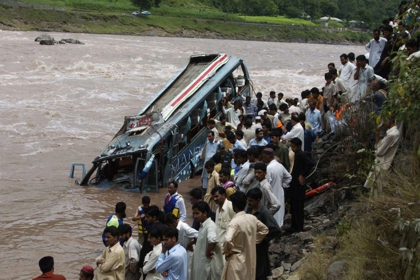 В Пакистане автобус упал в реку, есть погибшие