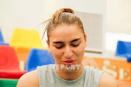 ​Voleybol üzrə Azərbaycan milli komandası yanan binanın qarşısında faciə qurbanlarını yad edib