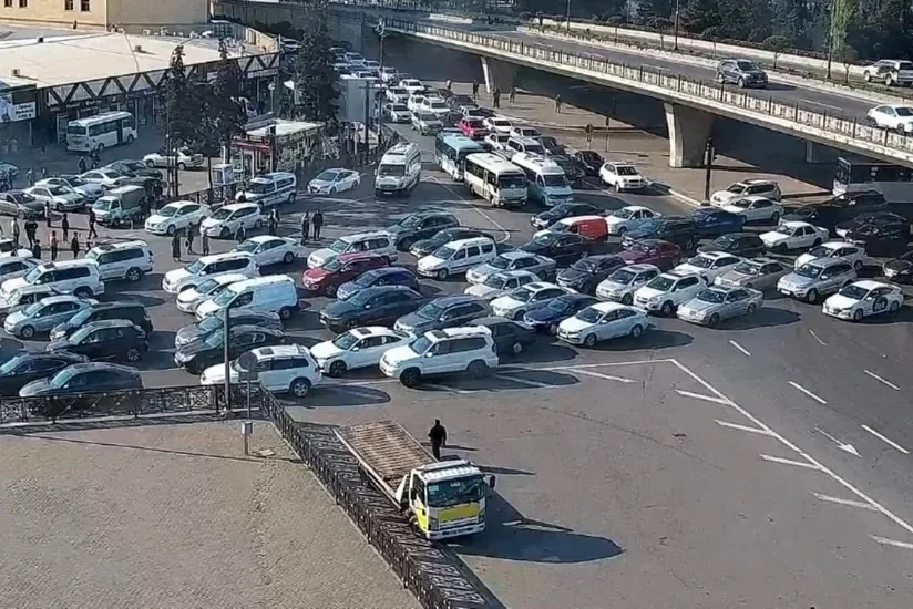 В Баку заторы наблюдаются на более чем 10 улицах и проспектах