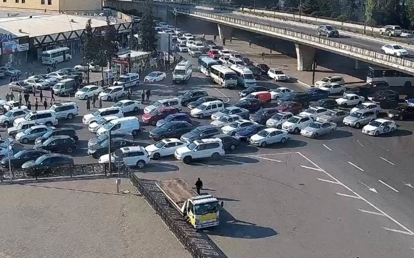 В Баку заторы наблюдаются на более чем 10 улицах и проспектах