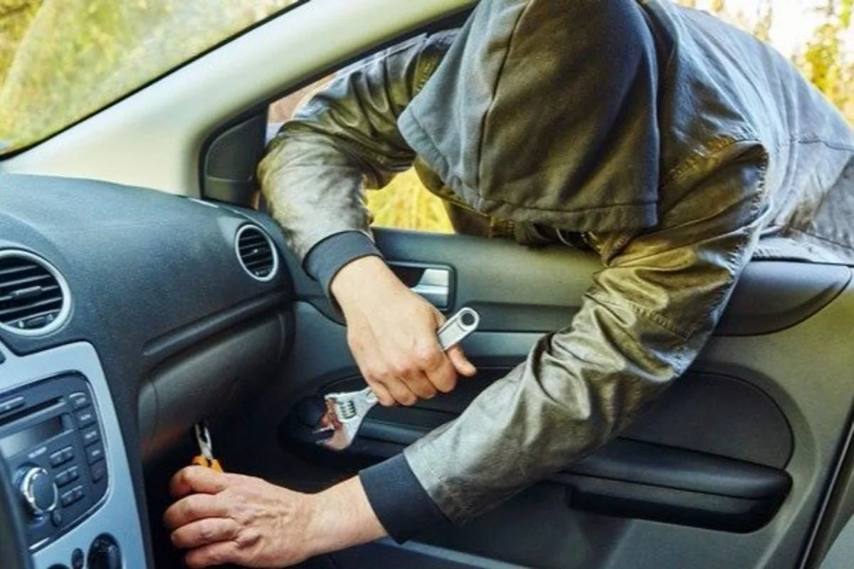 Sumqayıtda avtomobildən 1800 manat oğurlanıb