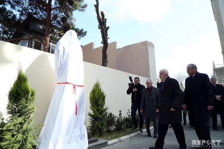 Bakıda Nikolay Baybakovun büstü açılıb
