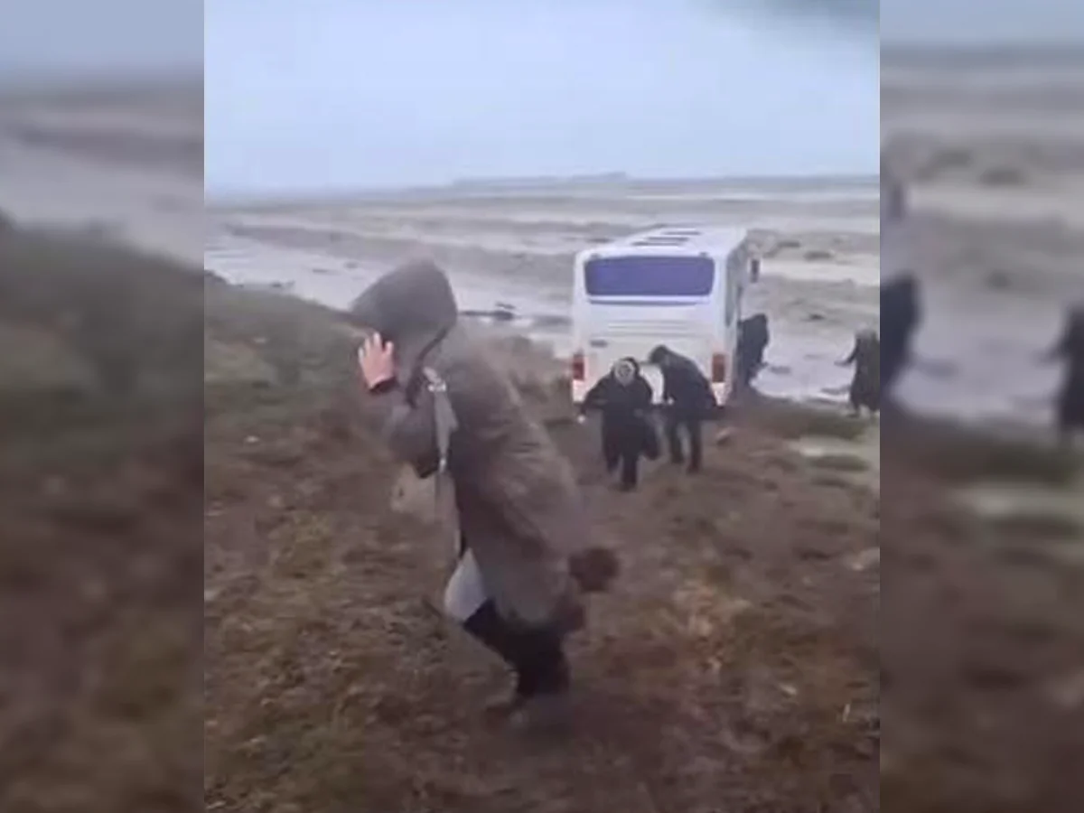Bakıda marşrut avtobusu güclü külək səbəbindən yoldan çıxaraq çökəkliyə düşüb