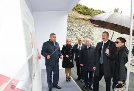 Prezident İlham Əliyev Şamaxının Dəmirçi kəndində görülən işlərlə tanış olub