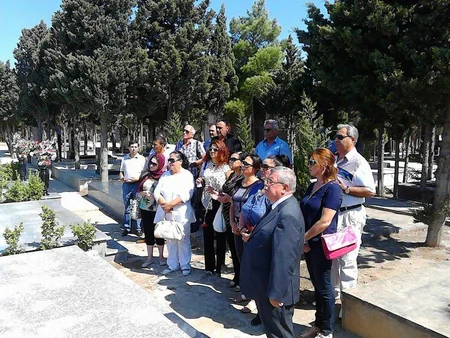 Milli Dram Teatrının kollektivi Səyavuş Aslanı məzarı başında anıb