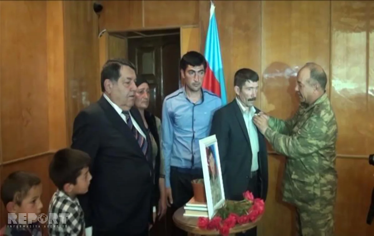 Aprel döyüşlərində şəhid olan gizirin medalı ailəsinə təqdim olunub - FOTO
