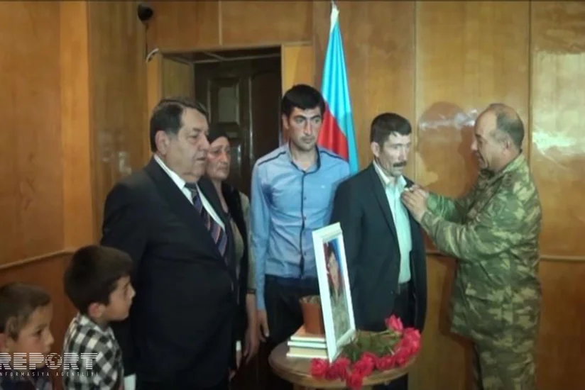 Aprel döyüşlərində şəhid olan gizirin medalı ailəsinə təqdim olunub - FOTO
