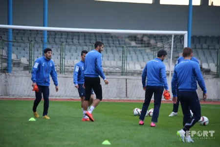 ​Azərbaycan millisi İsmət Qayıbov adına Bakıxanov qəsəbə stadionunda məşq edib - FOTO