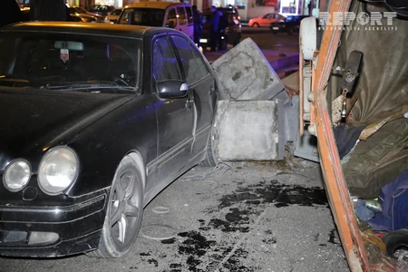 Bakıda yük avtomobili minik maşınının üzərinə aşıb, xəsarət alan var - FOTO - VİDEO - YENİLƏNİB