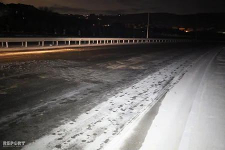 Bakıda yolun buz bağlaması zəncirvari qəzaya səbəb olub, 2 nəfər yaralanıb - FOTO - VİDEO