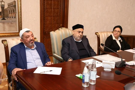 Allahşükür Paşazadə məscidlərə yeni təyin olunan din xadimləri ilə görüşüb