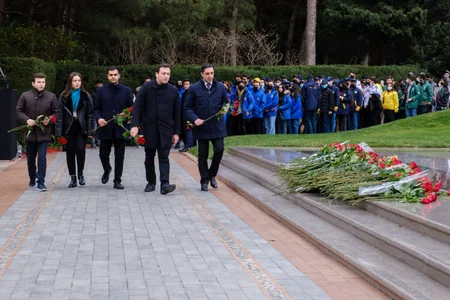 Gənc könüllülər ulu öndərin xatirəsini anıblar