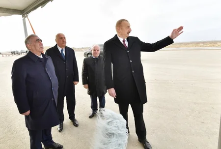 Президент ознакомился со строительством новой автодороги Баку-Губа-госграница России - ОБНОВЛЕНО - ФОТО