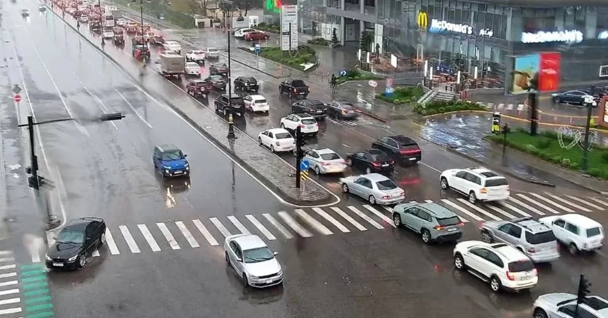 Yağışlı Bakının bir sıra yollarında nəqliyyatın sıxlığı yaranıb