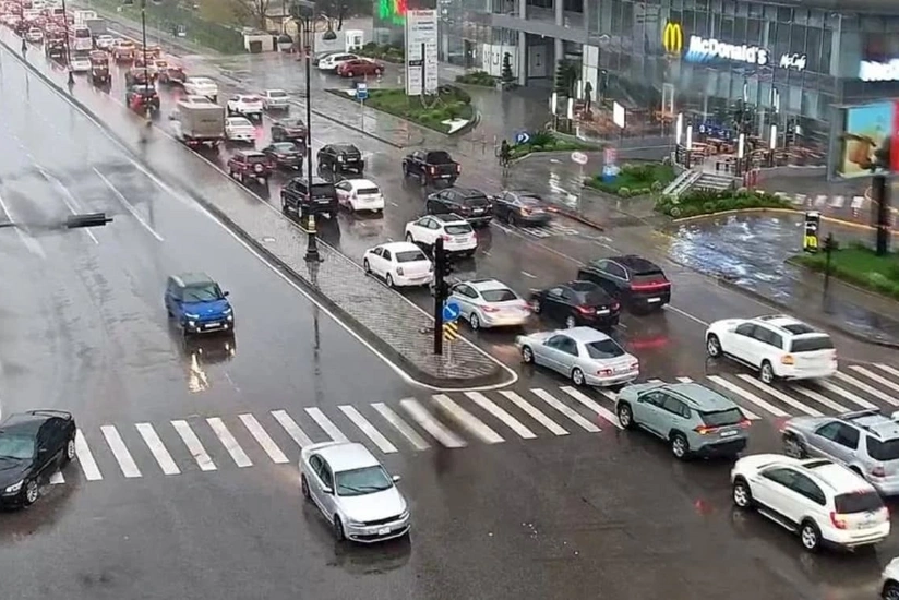 Yağışlı Bakının bir sıra yollarında nəqliyyatın sıxlığı yaranıb