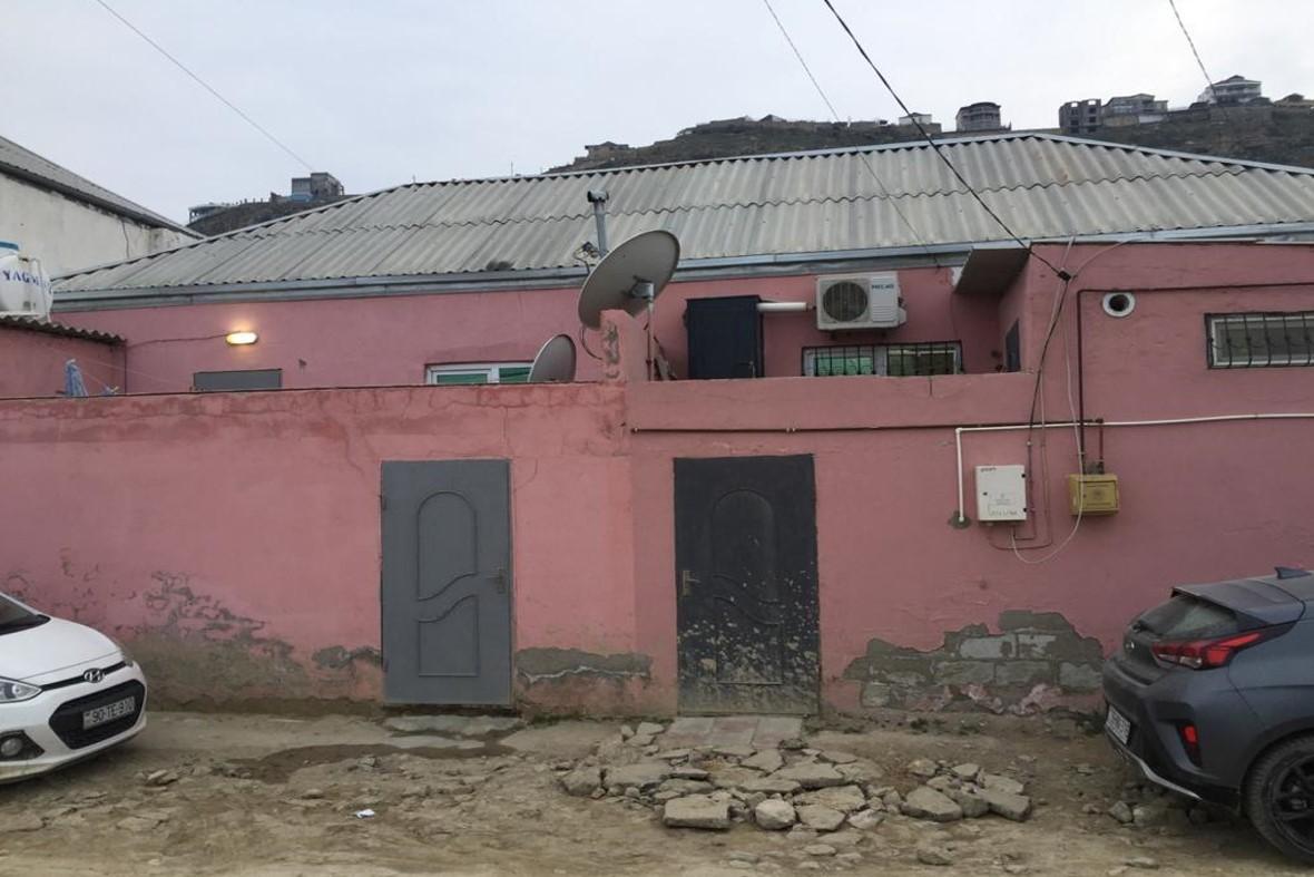 Bibiheybət Neft-Qazçıxarma İdarəsinin 3 saylı Mədən ərazisinin mühafizə zolağında Arif İsmayılov küçəsində tikilmiş fərdi yaşayış evi